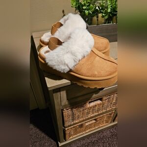 Steve Madden Tan Clogs with White Fur Lining